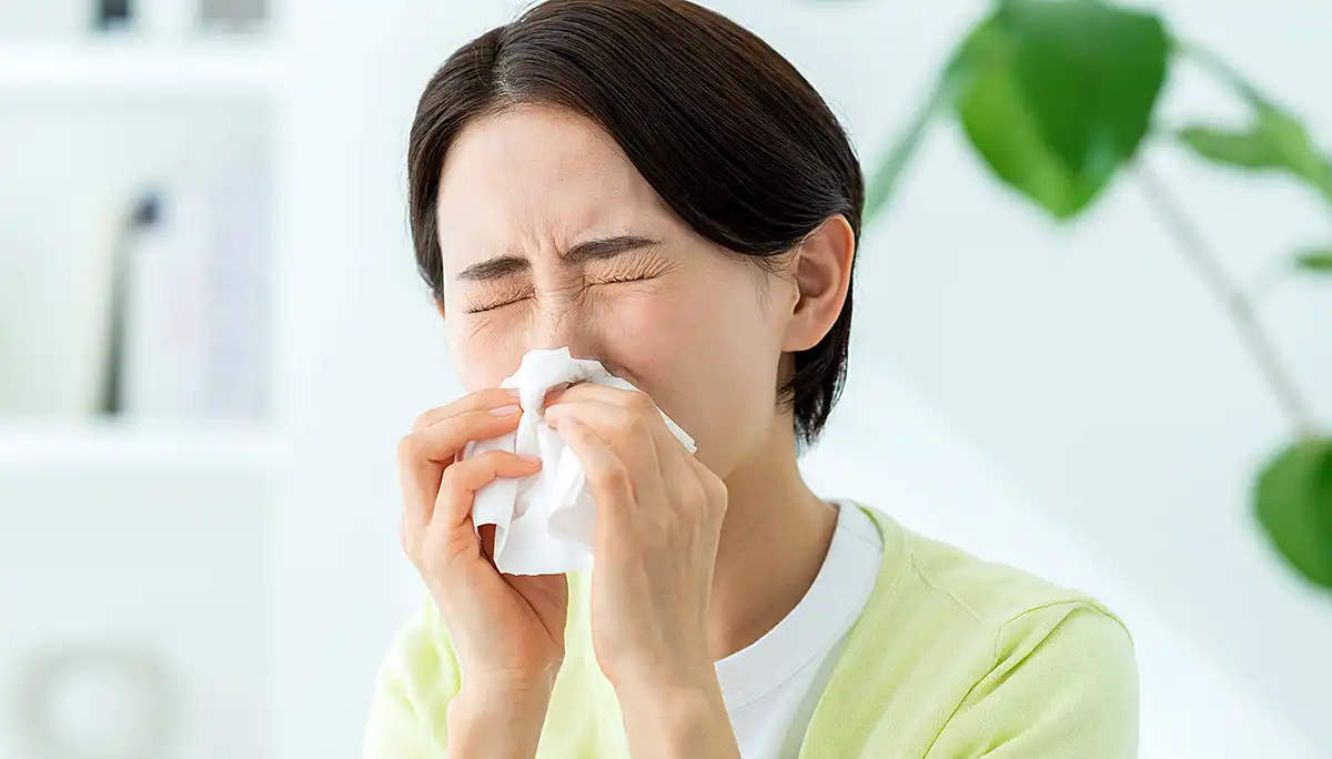 花粉症に悩む女性