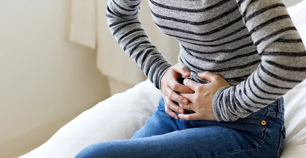 便秘に苦しむ女性