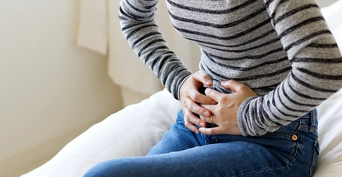 便秘に苦しむ女性