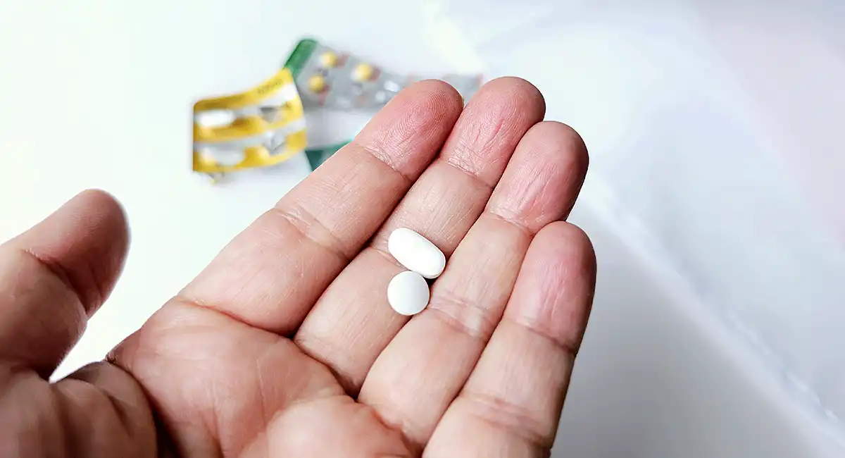 持病の薬を飲む患者