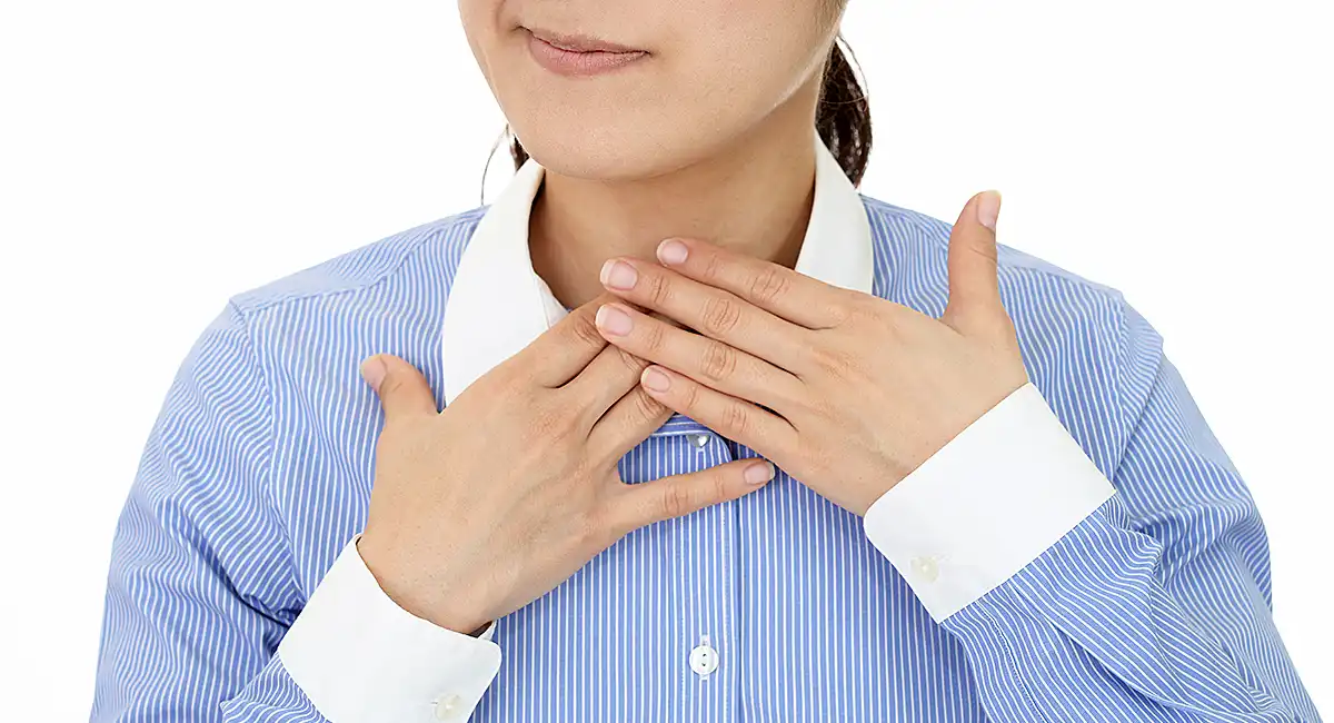 喉の痛みを訴える女性