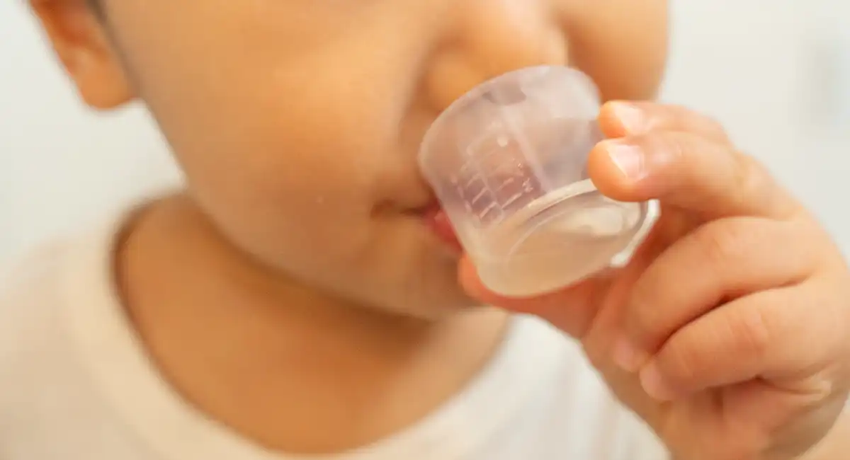 プロポリスを飲む子ども